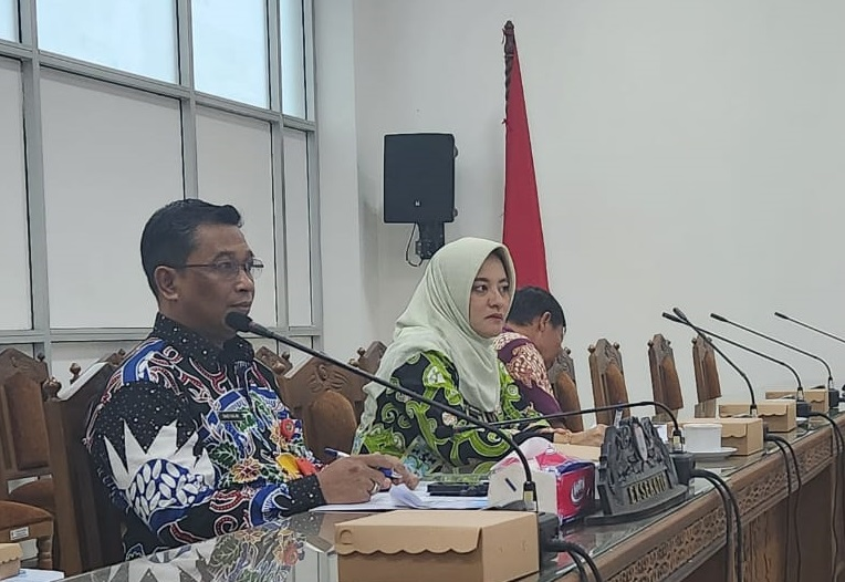 KEPALA BIRO PEREKONOMIAN HADIRI KEGIATAN RAPAT KERJA KOMISI II DPRD PROVINSI KALIMANTAN TENGAH DENGAN PERANGKAT DAERAH MITRA KERJA PROVINSI KALIMANTAN TENGAH. 