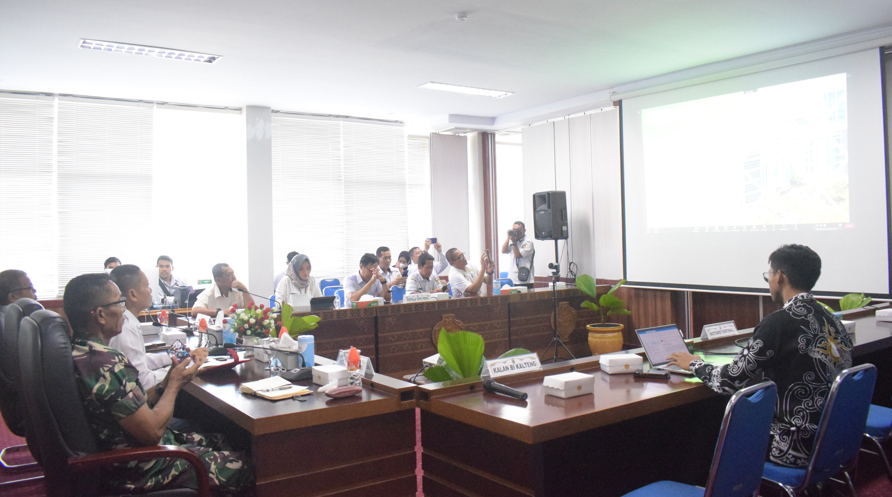 RAPAT KOORDINASI PENGENDALIAN INFLASI DAERAH MINGGUAN, BERSAMA KEMENTERIAN DALAM NEGERI MINGGU TERAKHIR DI BULAN DESEMBER 2023